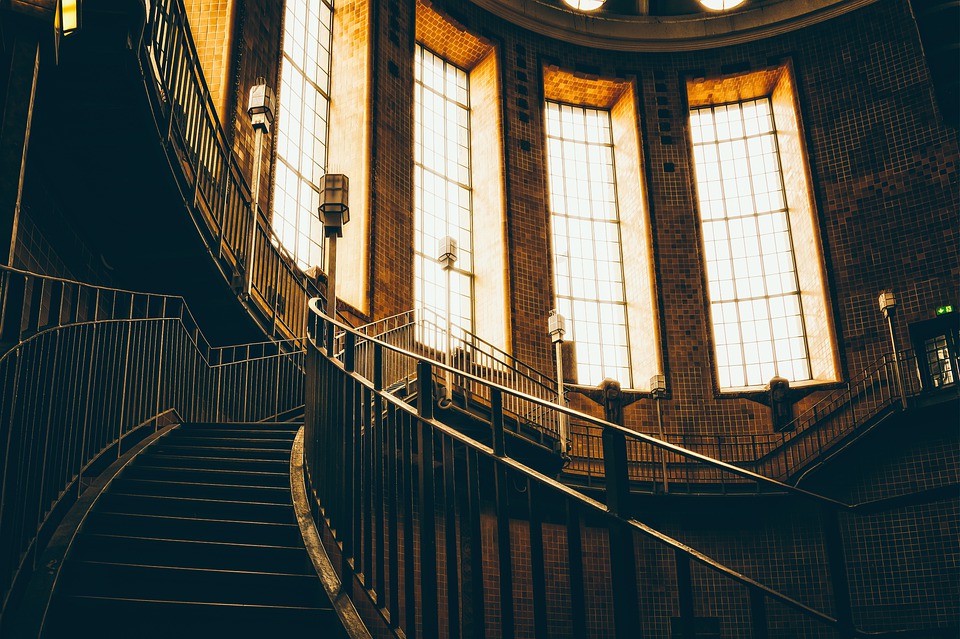 Jak mohou překonávat schodiště lidé s pohybovým postižením